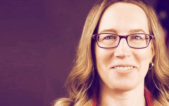 'No Reason' for SEC to Deny Bitcoin ETF, Says Hester Peirce