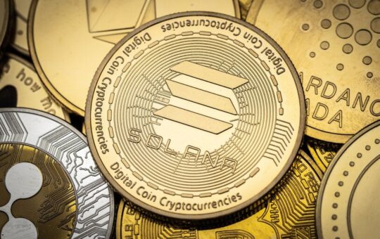 Crypto Twitter Balks at Trump's Proposal to Include Altcoins in US Bitcoin Reserve