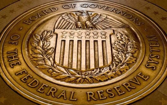Fed Governor Touts DeFi, Stablecoins, and RWA Tokenization in Pro-Crypto Speech